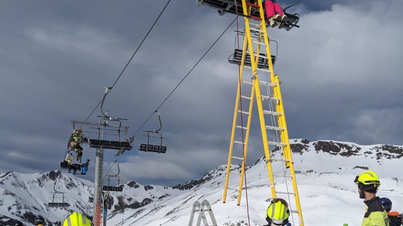 Luces y sombras una semana después del accidente del telesilla de Astún