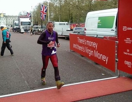 Al Machel cruza la meta de la Maratón de Londres