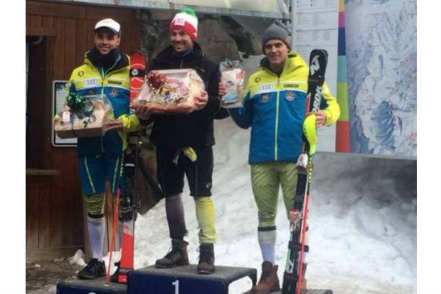 Álex Puente y Juan del Campo en el podium FIS de Greyssoney. Crédito foto: RFEDI