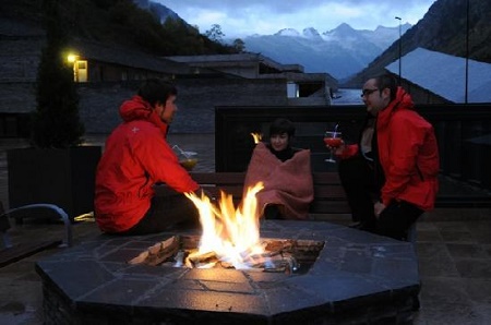 Momentos de relax en el Himalaia tras una jornada de esquí 