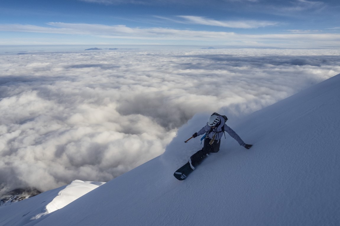 Ana Salvador desciende con splitboard el volcán Cotopaxi con sus 5.897 msnm