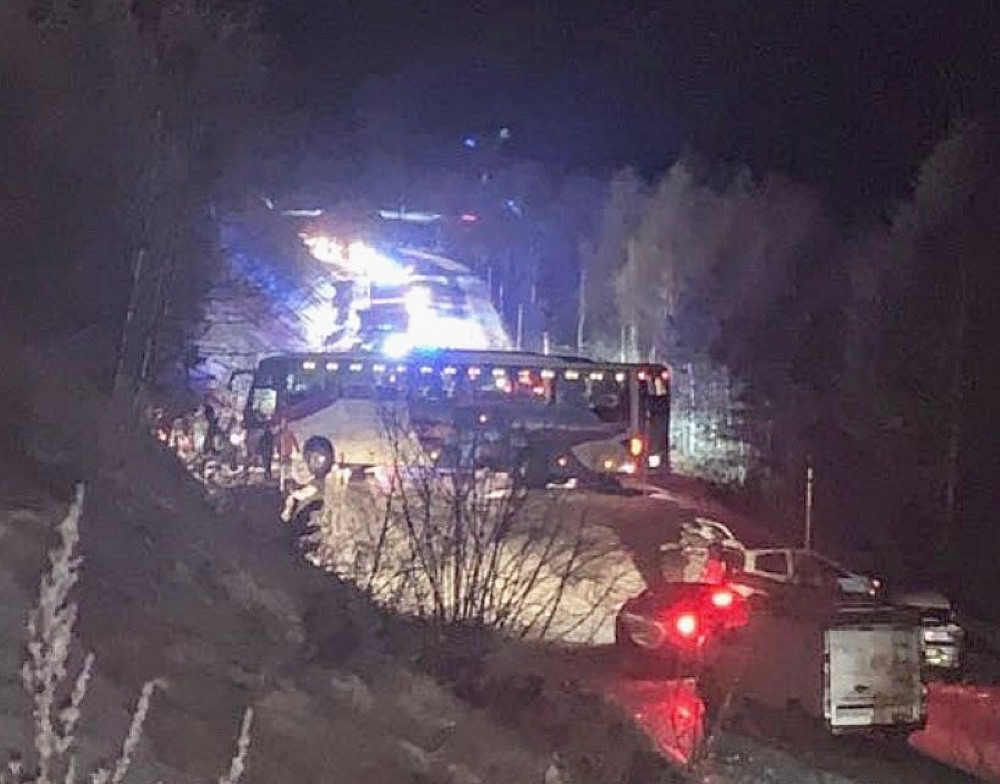 Un autobús perdió el control por el hielo y provocó el colapso en la frontera de Andorra con Francia