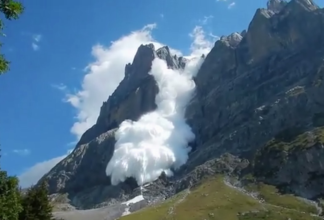 Unos excursionistas graban una enorme avalancha que se desploma en Grindelwald (Suiza)