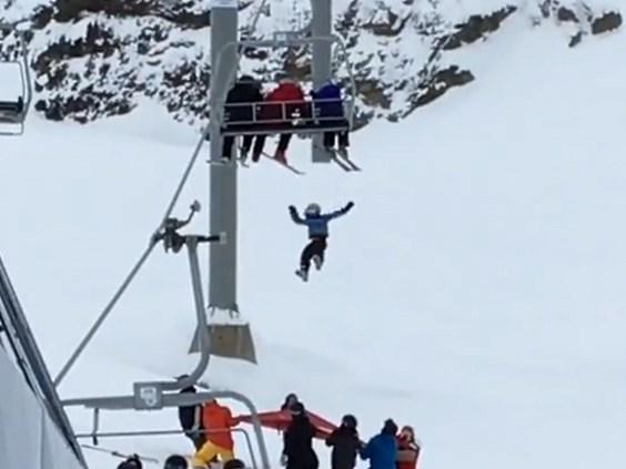 Un niño de once años colgado de un telesilla salta desde seis metros en Whistler