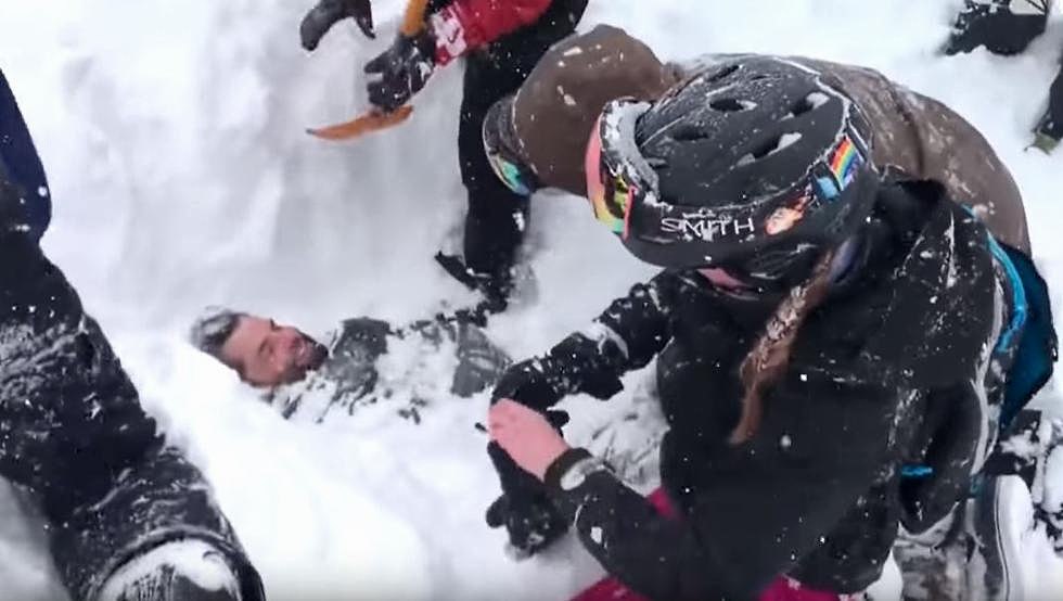 Dramático vídeo de un snowboarder rescatado in extremis en Squaw Valley (EEUU)