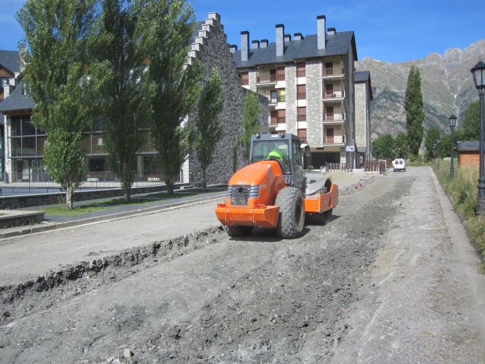 Trabajos de asfaltado en la urbanización de Cerler