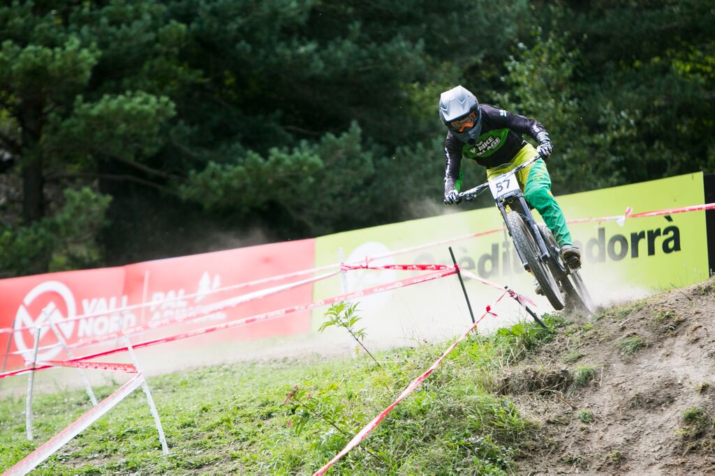 César Rojo brillante campeón del mundo en DHI en los UCI MTB Masters, en la Massana