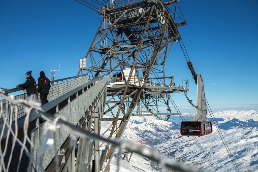 Ocho heridos al chocar un teleférico en Val Thorens