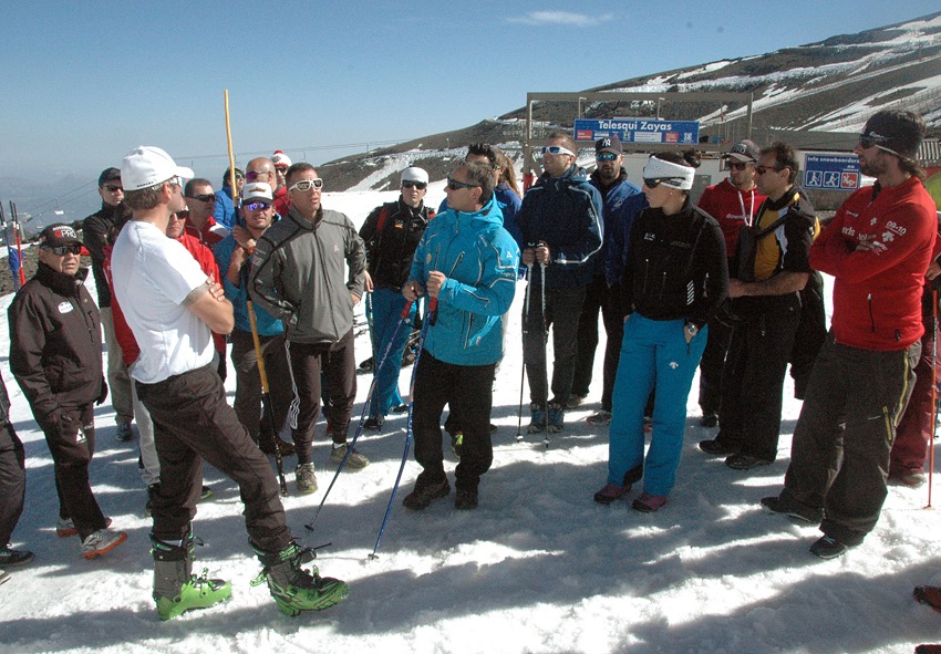 Debate constructivo durante el clinic de entrenadores de la RFEDI en Sierra Nevada