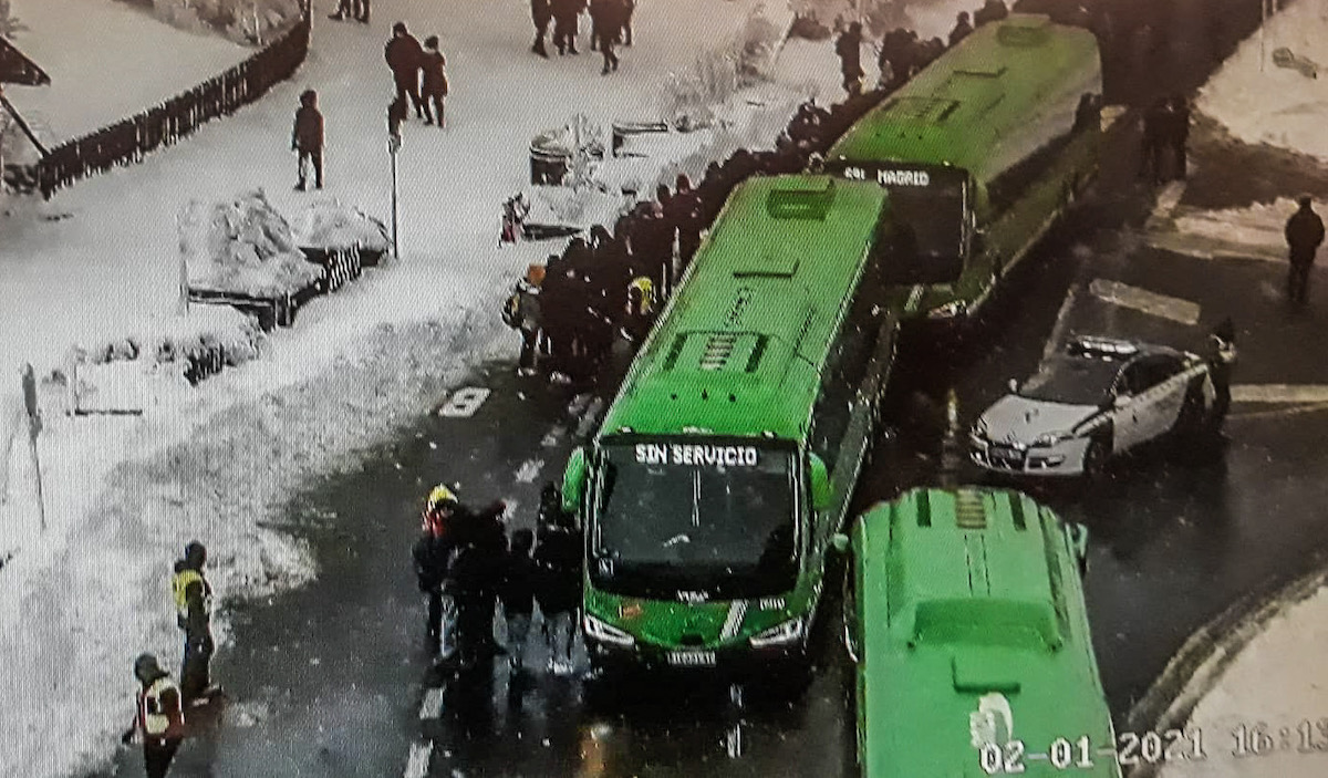 Colapsos continuos en la Sierra de Madrid con decenas de evacuados atrapados en la nieve