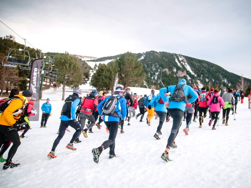 La salida de la edición del pasado año de la Dark Polar Race de La Molina. Crédito: Arnau Jaumira