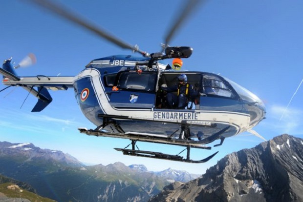 Un helicóptero del Peloton de la Gendarmerie de Haute Montagne (PGHM) sobrevuela el Macizo des Ecrins. Archivo