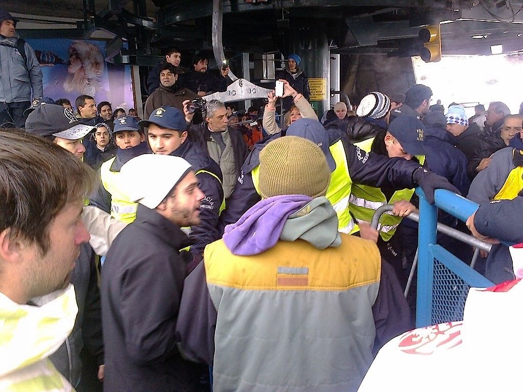 Termina la huelga tras la violenta pelea entre remonteros, profesores y comerciantes en Cerro Catedral