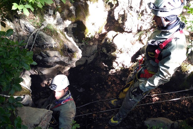 Especialistas de Montaña de la Guardia Civil rescatan a un espeleólogo francés en Navarra