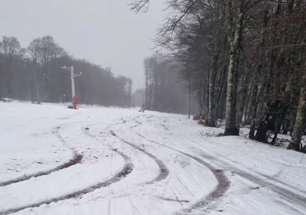 Un 4x4 destruye la única pista verde de la estación de esquí de Alti Aigoual