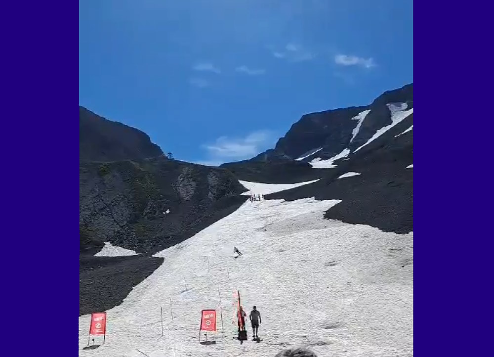 Esquiadores franceses celebran una carrera de esquí en pleno verano en La Clusaz