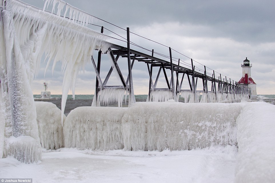 Impresionantes imágenes heladas de Michigan tras el temporal en USA