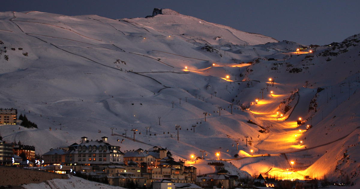 Sierra Nevada invierte más de un millón de euros en  renovar el alumbrado para el esquí nocturno