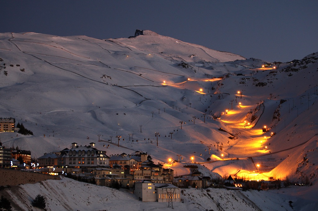 Sierra Nevada amplia su oferta de esquí nocturno con la pista Maribel