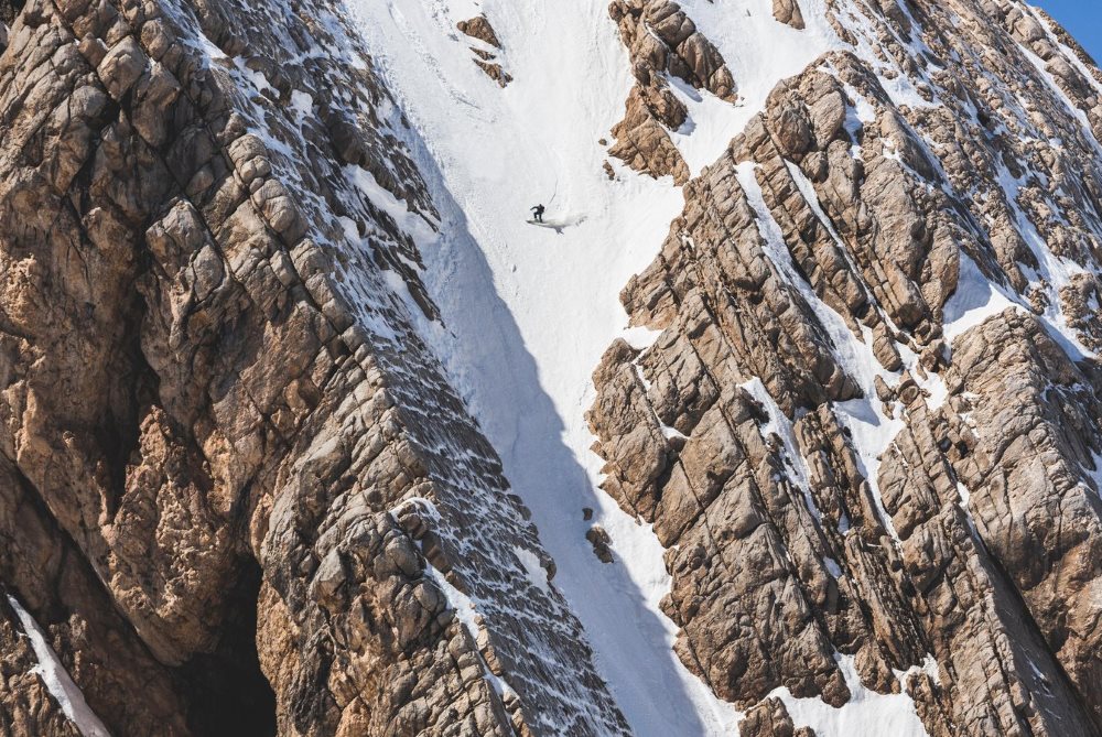 Aventura de Snowmads by RedBull esquiando en el Irán más remoto