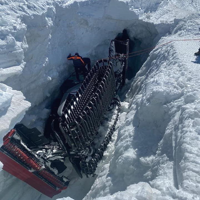 Una máquina pisapistas engullida por una grieta en Zermatt