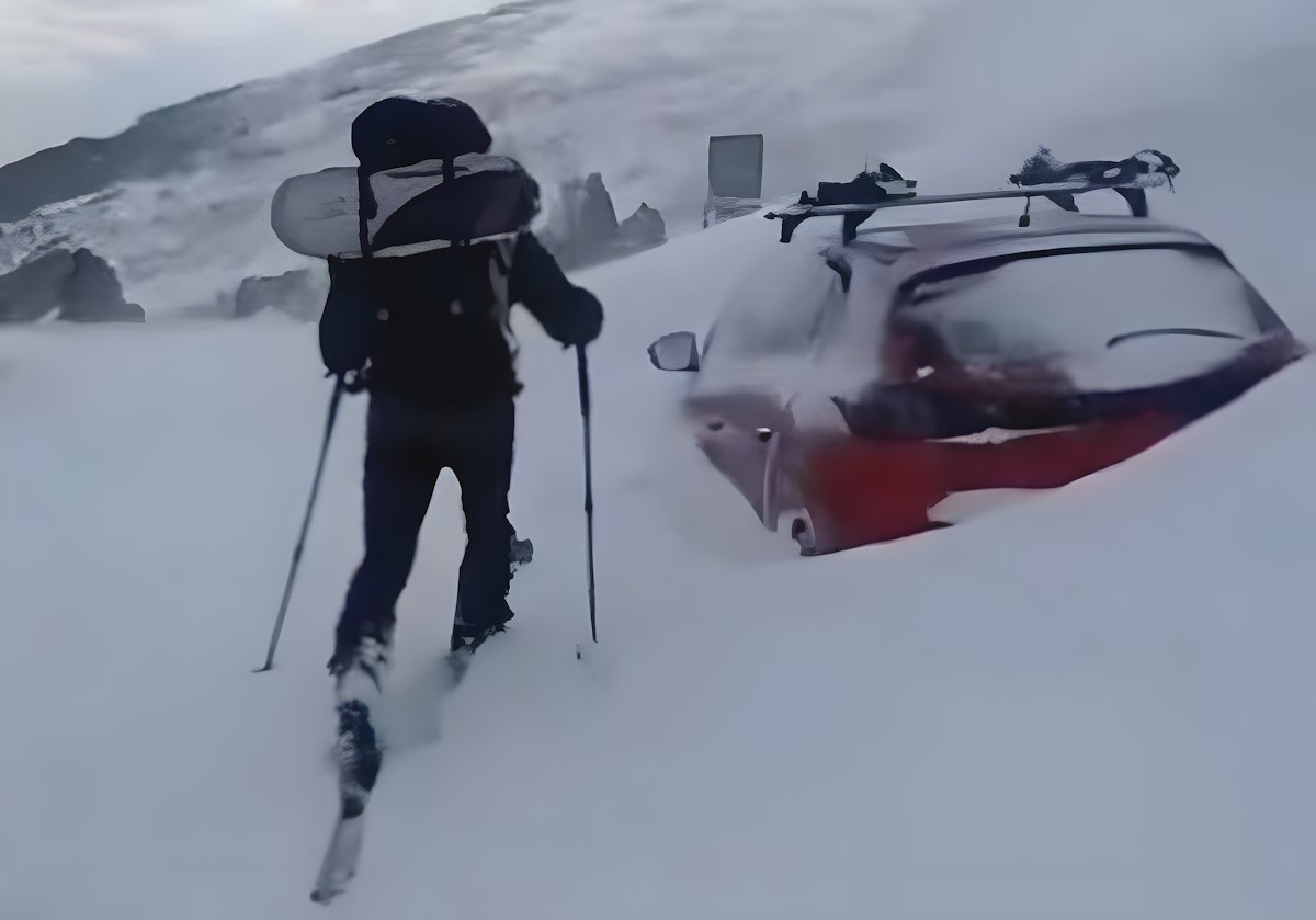 Rescatan a una pareja que se quedó sepultada por la nieve dentro del coche