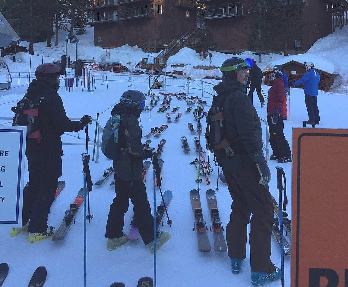 Vail prohíbe dejar los esquís haciendo cola en los remontes