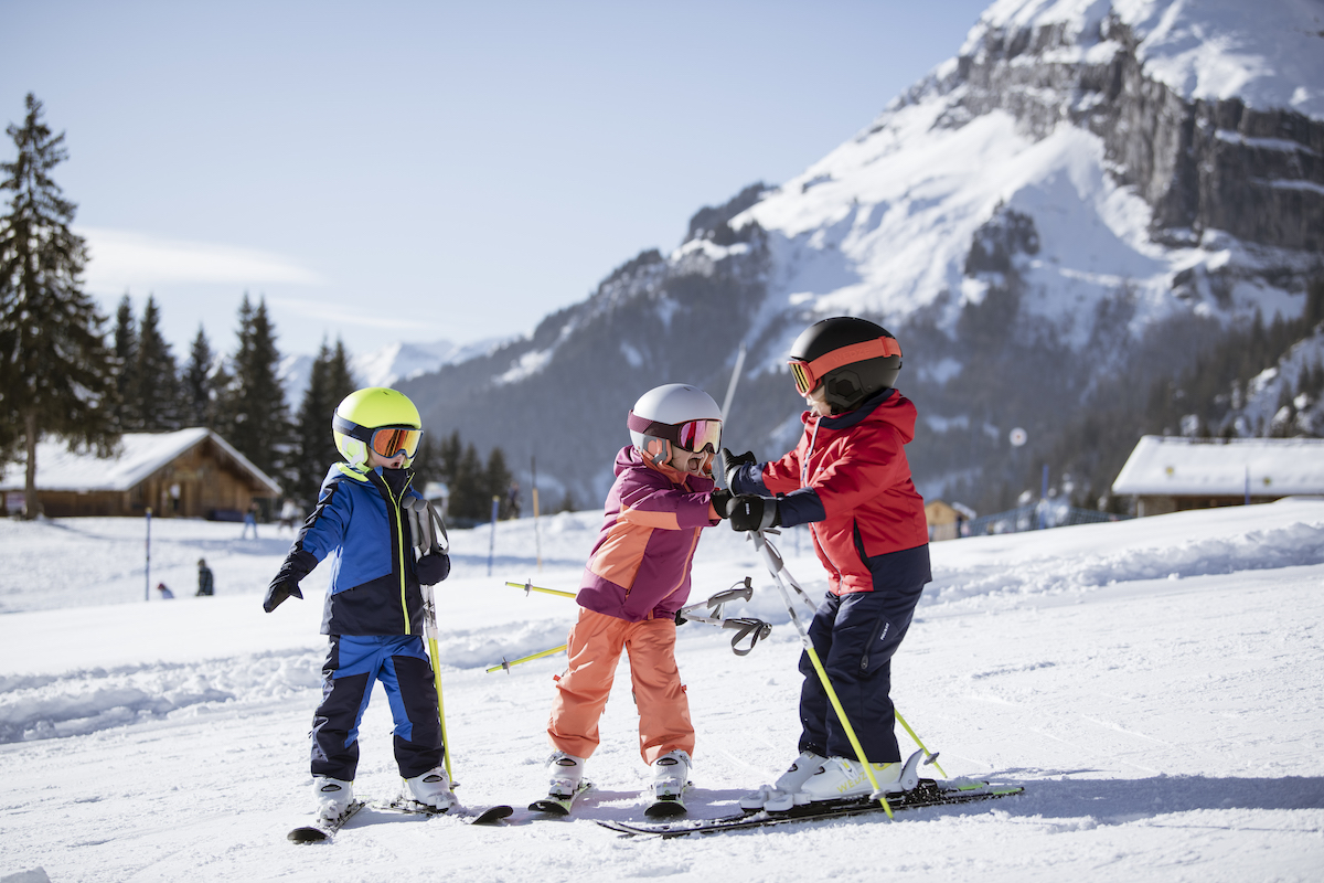 Cómo vestir a un niño para esquiar: claves para acertar