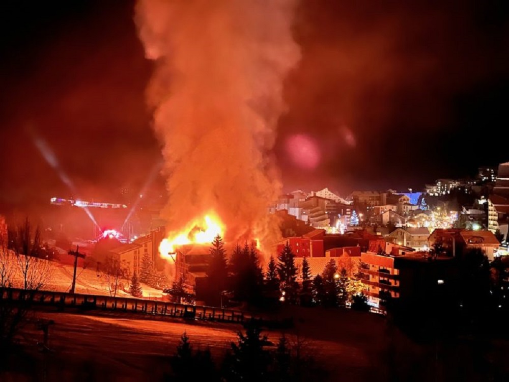 Un gran incendio destruye un hotel en la estación de esquí de Les 2 Alpes