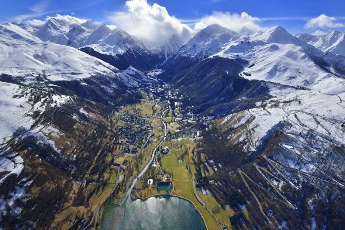 Val Louron y le Lac. A la izquierda arriba, Peyragudes (sector Peyresourde)