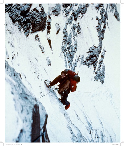 John Roskelley en la grieta empanada de roca y hielo debajo del campo 3, en la cara noroeste del Nanda Devi (India) en junio de 1976. ©John Roskelley