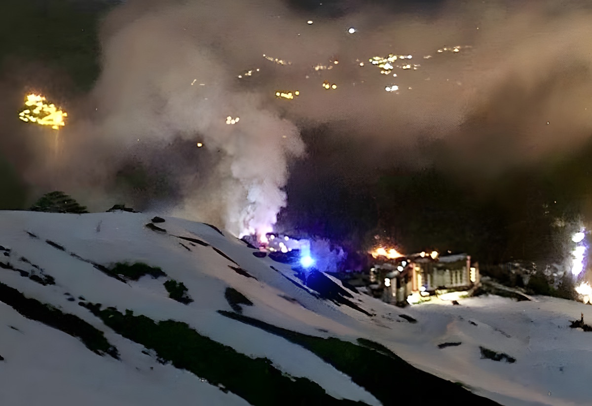Un espectacular incendio nocturno obliga a evacuar a cientos de turistas en La Plagne