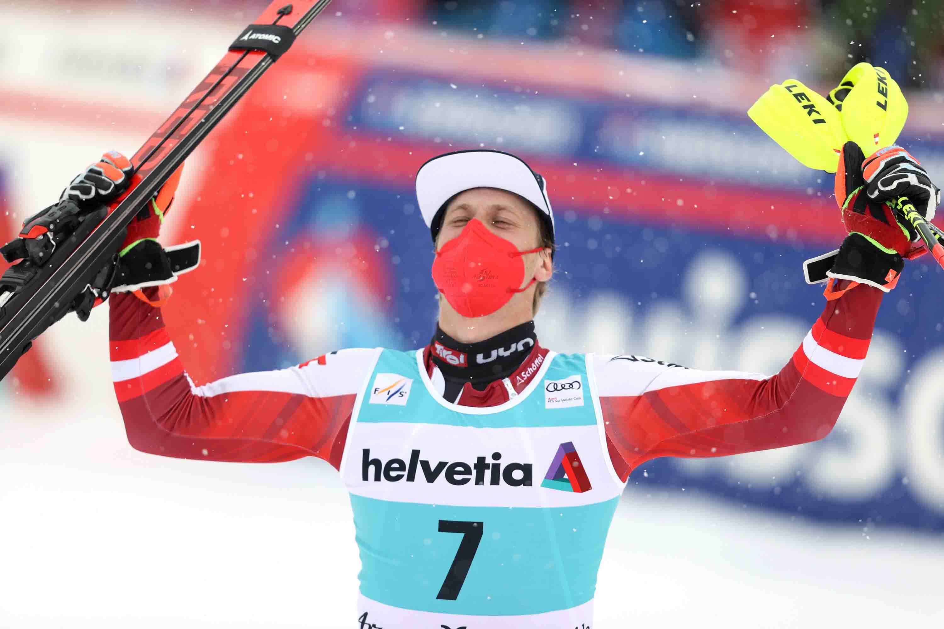 Manuel Feller gana el último slalom y Marco Schwarz el globo de cristal de la especialidad