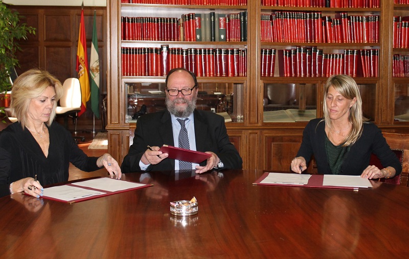 Mª José López, Francisco González-Lodeiro y Patricia Chabbey durante la firma del convenio