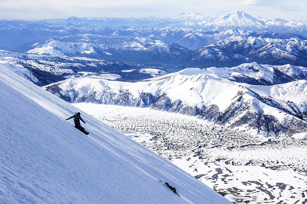 La rider de snowboard Marta Vallier tirando una línea en el Lonquimay. Foto Arthur Ghilini