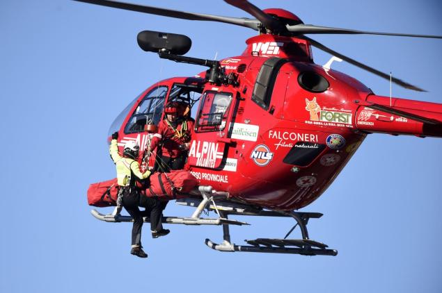 Mayer evacuado en helicóptero tras sufrir un espectacular accidente en Val Gardena