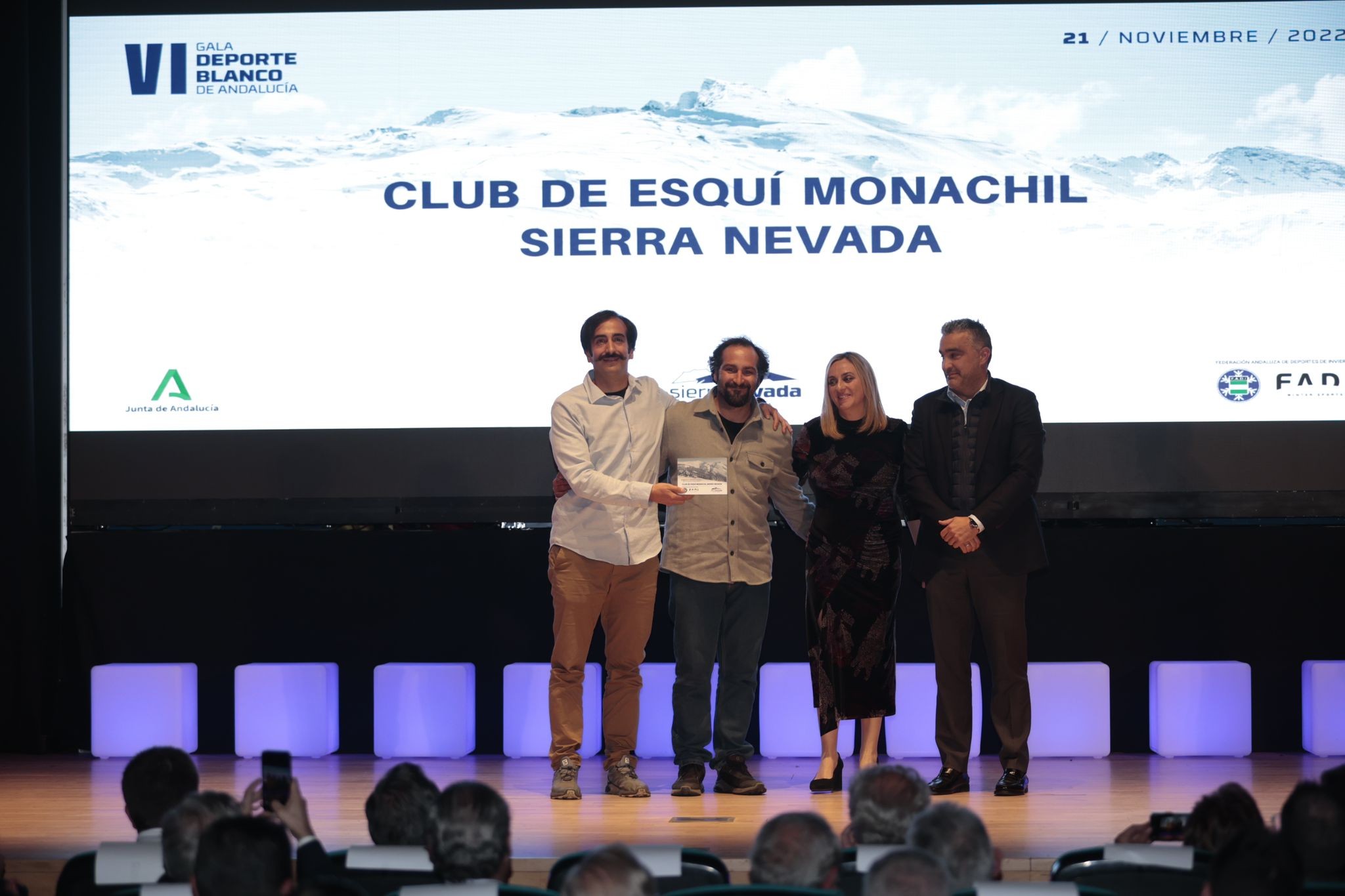 Andalucía premia al club Monachil por 'rescatar' a 45 esquiadores de la Guerra de Ucrania