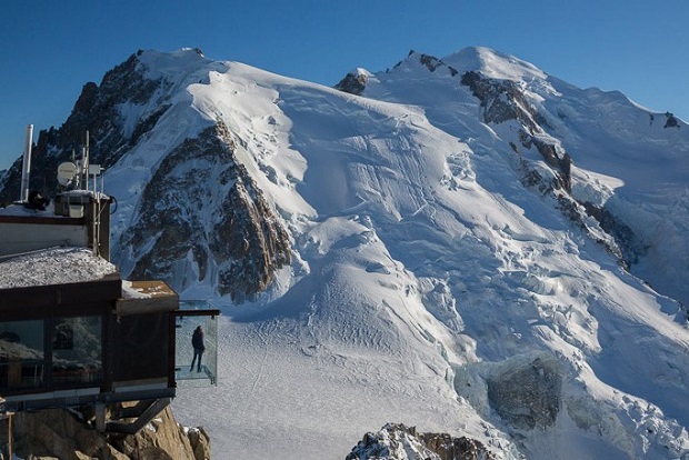 El macizo del Mont Blanc desde el Pic du Midi y el mirador acristalado