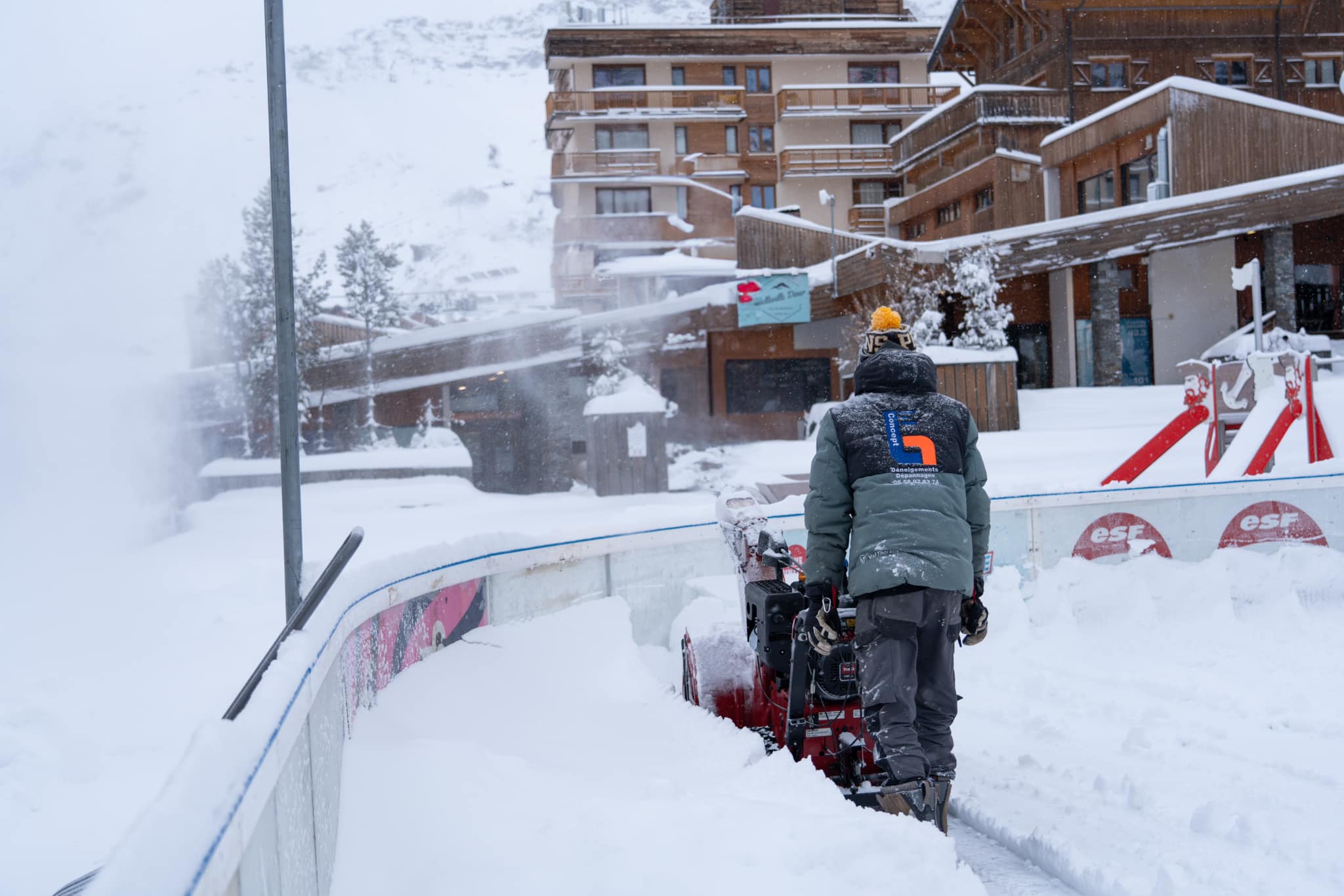 Las grandes estaciones de esquí de los Alpes abren en medio de grandes nevadas