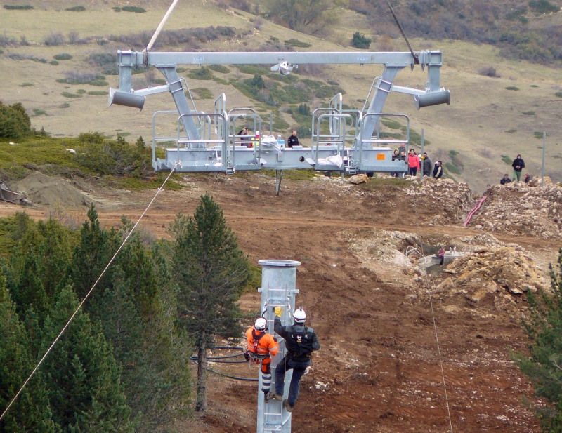 Se instalan las pilonas del nuevo telesilla de Valdelinares con ayuda de un helicóptero