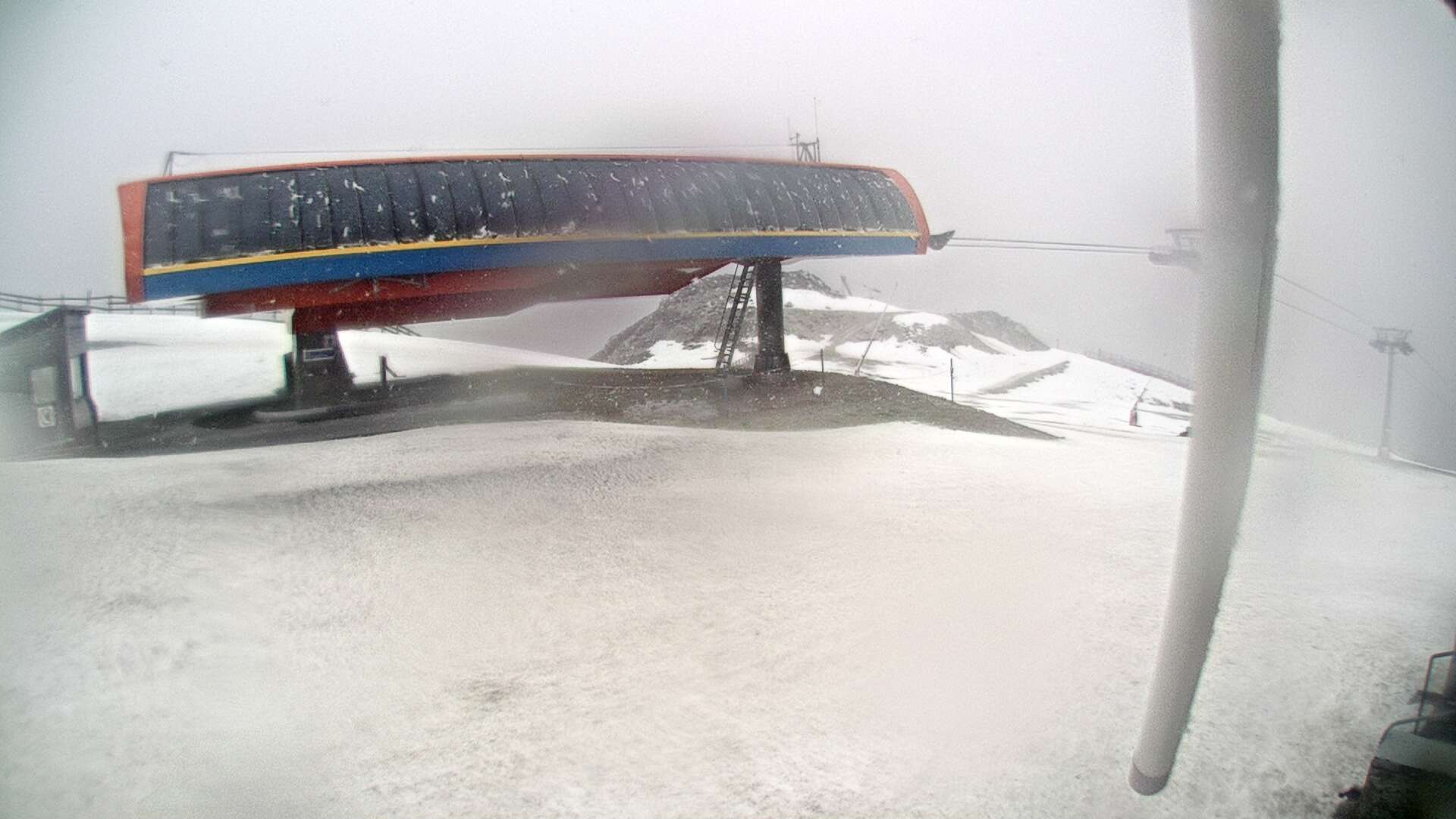 Más de 17.000 esquiadores desafían la falta de nieve en las estaciones asturianas estas Navidades