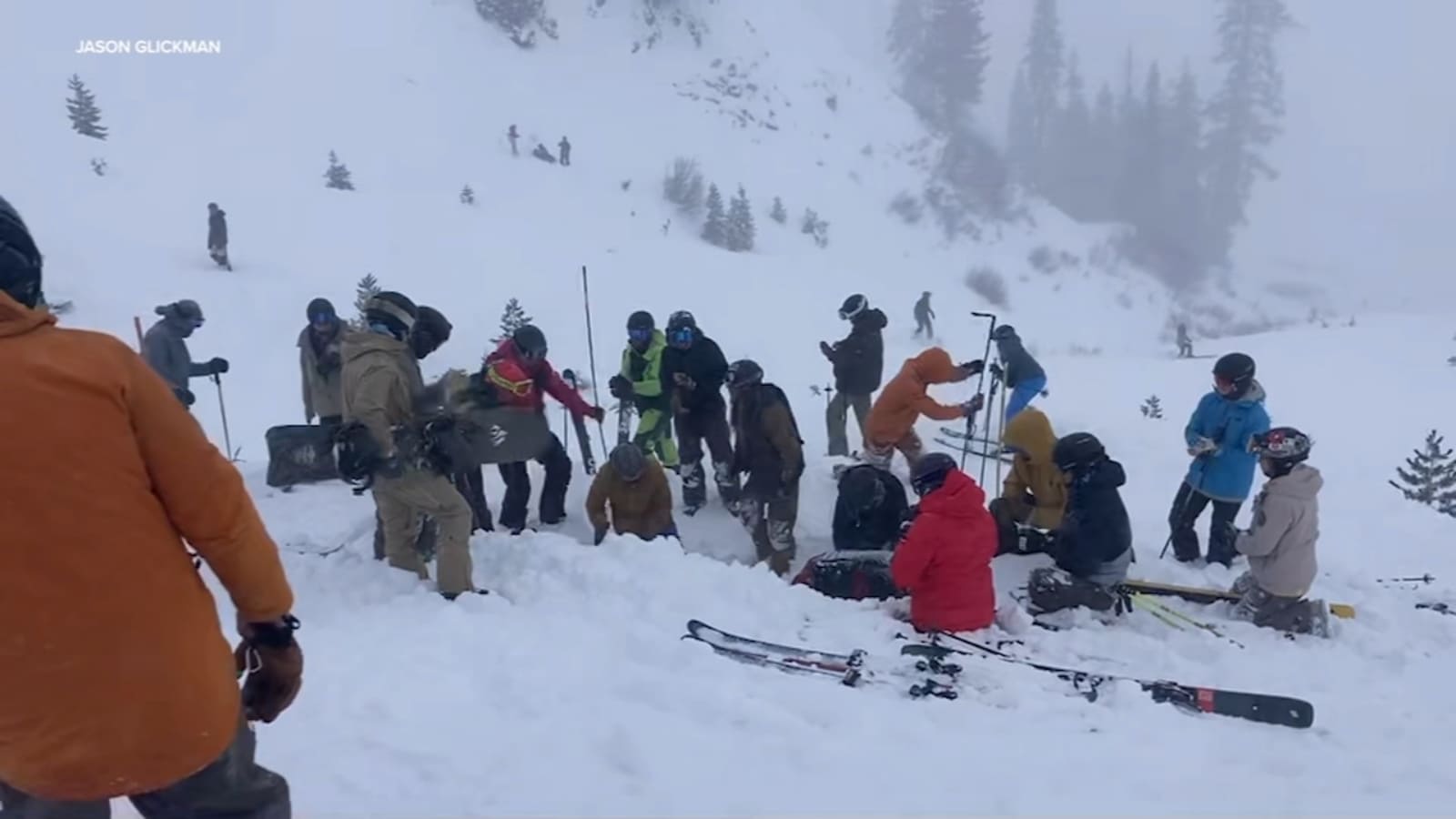 Un muerto, tres heridos y la estación de esquí cerrada por una avalancha en Palisades Tahoe