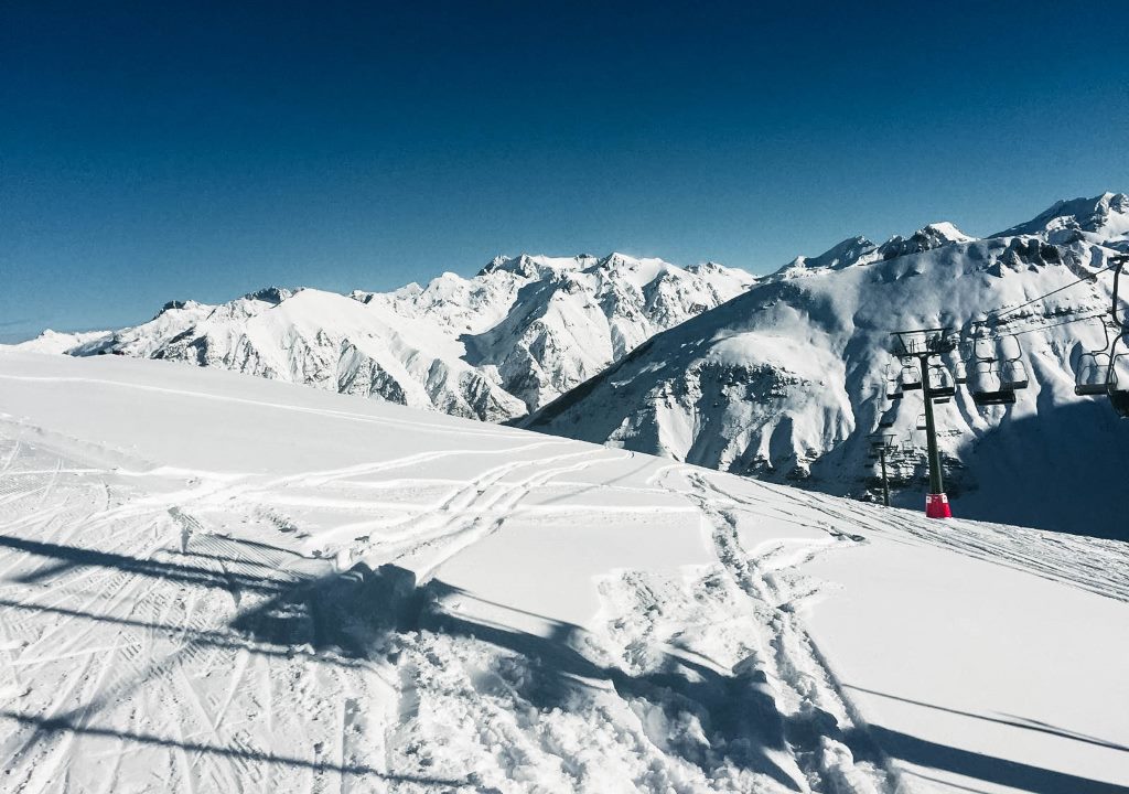 Fotos de una gran jornada después de la nevada en las estaciones de Aramón