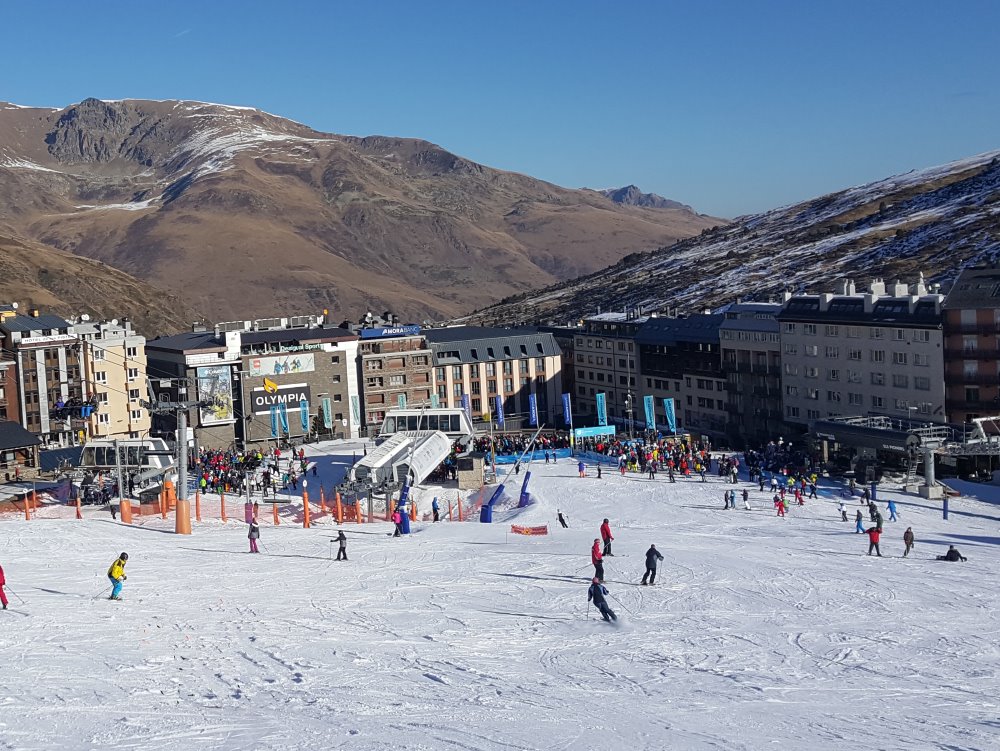 Los esquiadores franceses invaden las pistas andorranas en busca de nieve