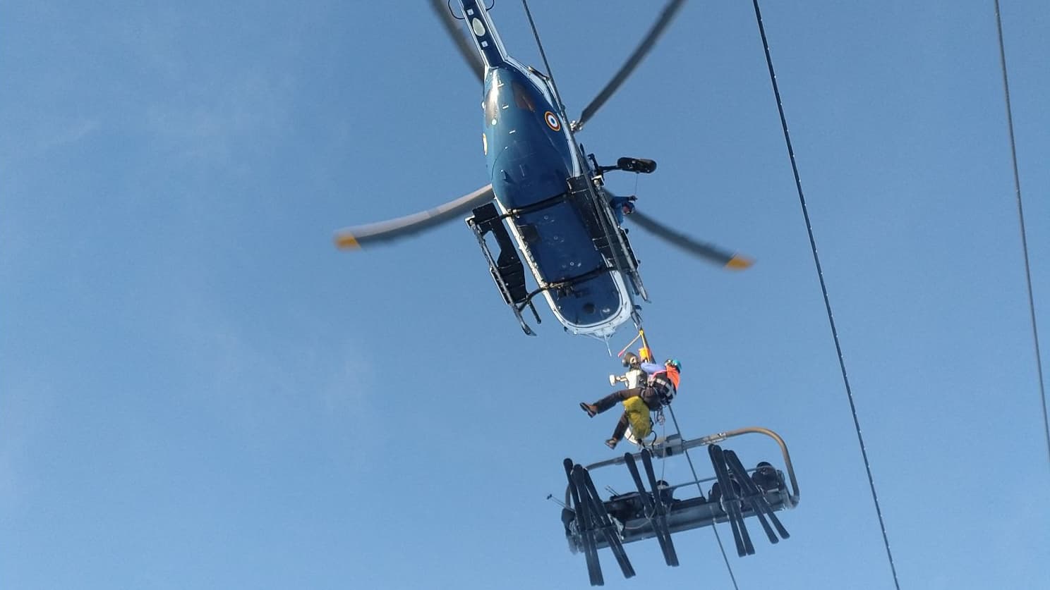 Evacuados en helicóptero 240 esquiadores atrapados en un telesilla en los Alpes franceses