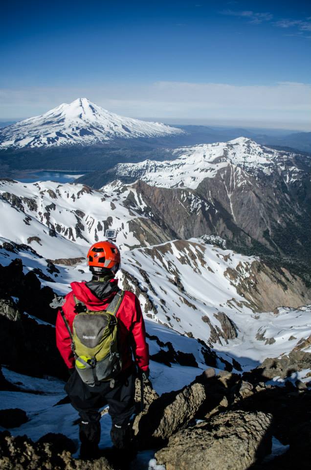 de fondo volcán Llaima y Lago Conguillio