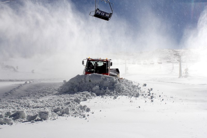 Sierra Nevada trabaja intensamente la nieve producida en la zona de Borreguiles