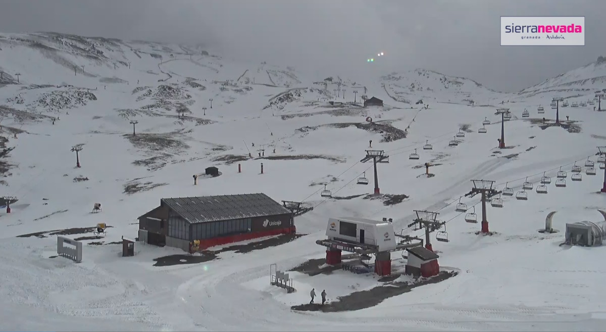 Sierra Nevada se prepara para la temporada: consolidan la nieve caída tras el último temporal