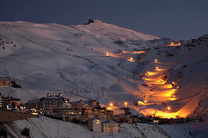 Sierra Nevada llega a los 50 km de pistas y estrena el esquí nocturno este sábado