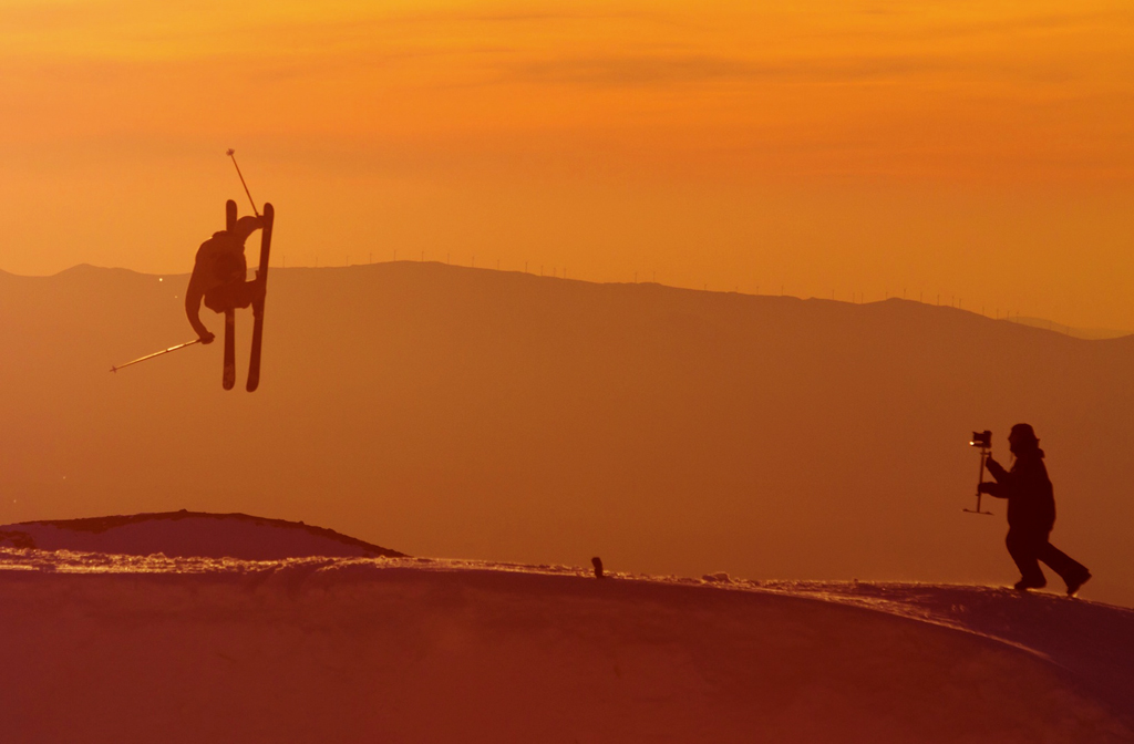 Un espectacular atardecer llena de riders el cielo de Sierra Nevada